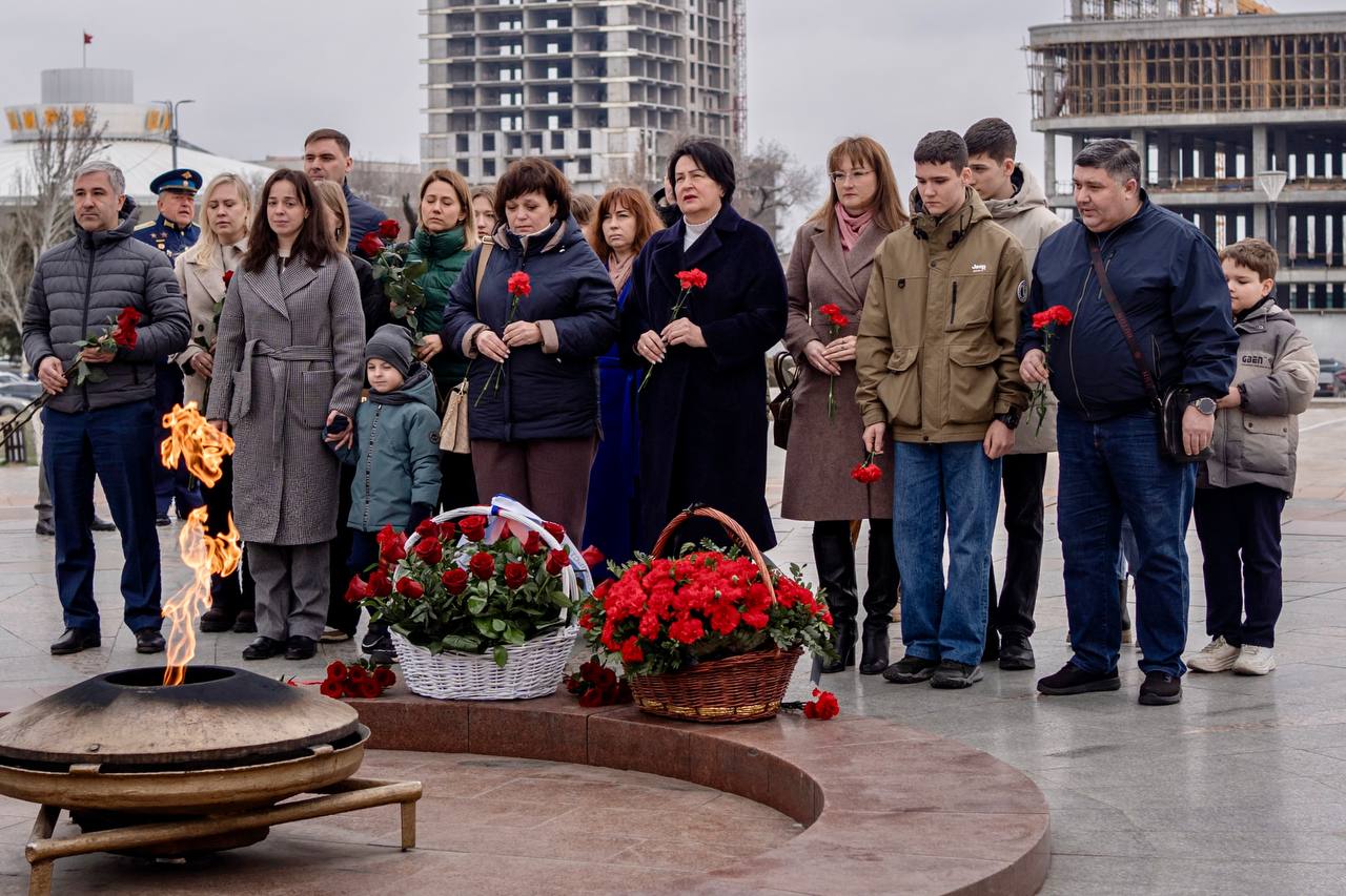 В День защитника Отечества в Бишкеке состоялась традиционная церемония возложения цветов к Вечному огню на Площади Победы В День защитника Отечества в Бишкеке состоялась традиционная церемония возложения цветов к Вечному огню на Площади Победы