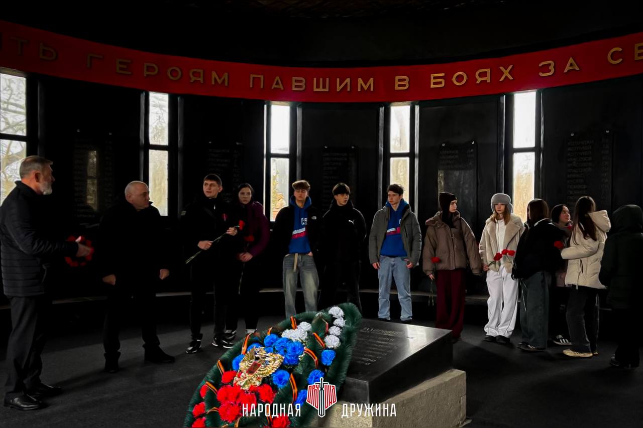 Память сильнее времени. В День защитника Отечества дружинники совместно с Главой Мангушского муниципального округа возложили цветы к памятникам воинам-освободителям Память сильнее времени. В День защитника Отечества дружинники совместно с Главой Мангушского муниципального округа возложили цветы к памятникам воинам-освободителям