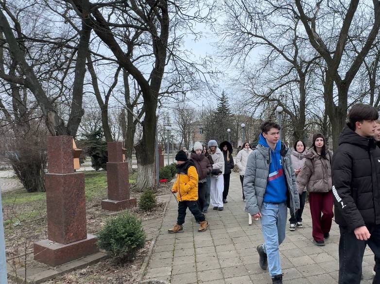 В День защитника Отечества в Мангуше почтили память героев В День защитника Отечества в Мангуше почтили память героев
