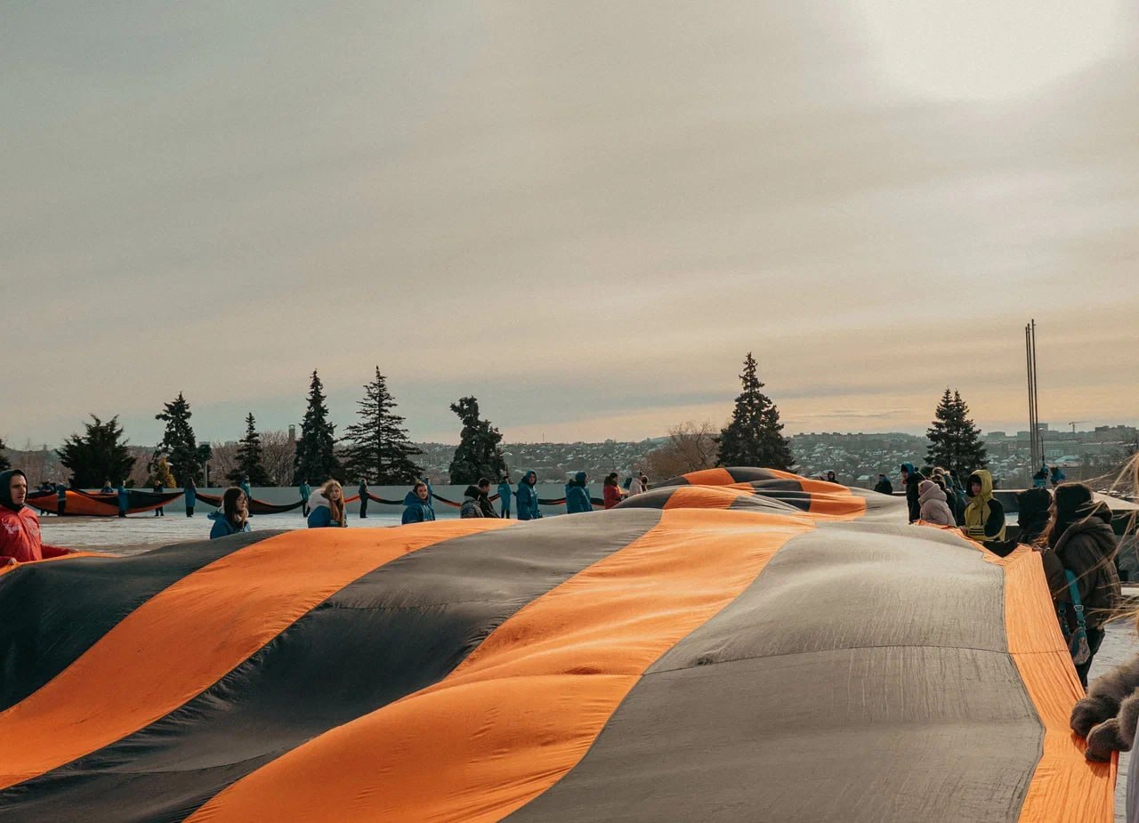 Символ памяти, доблести, славы: в Донецке развернули двухсотметровую георгиевскую ленту Символ памяти, доблести, славы: в Донецке развернули двухсотметровую георгиевскую ленту