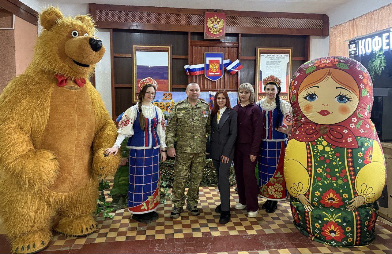 День защитника Отечества. Ежегодно 23 февраля в России отмечается День защитника Отечества. Праздник берёт своё начало в 1918 году и изначально был связан с Днём создания Рабоче-крестьянской Красной армии День защитника Отечества. Ежегодно 23 февраля в России отмечается День защитника Отечества. Праздник берёт своё начало в 1918 году и изначально был связан с Днём создания Рабоче-крестьянской Красной армии