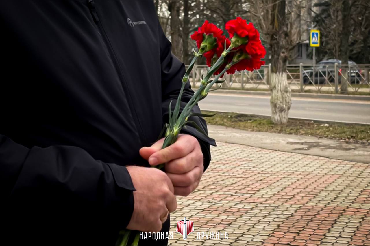 Память сильнее времени. В День защитника Отечества дружинники совместно с Главой Мангушского муниципального округа возложили цветы к памятникам воинам-освободителям Память сильнее времени. В День защитника Отечества дружинники совместно с Главой Мангушского муниципального округа возложили цветы к памятникам воинам-освободителям