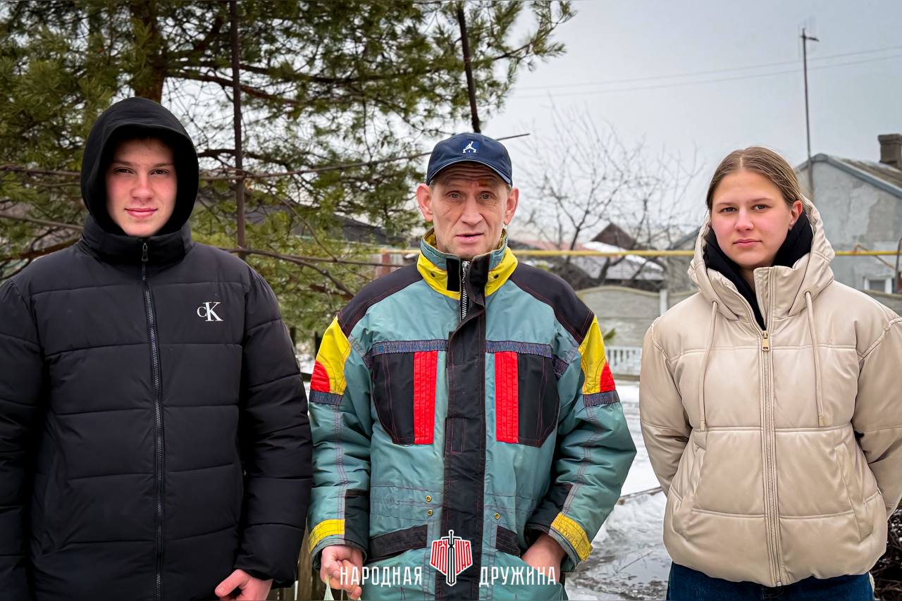 Рука помощи в действии!. Активисты Народной Дружины Мангушского округа в рамках проекта «ДобровольчествоНД» навестили маломобильного жителя и доставили ему гуманитарную помощь Рука помощи в действии!. Активисты Народной Дружины Мангушского округа в рамках проекта «ДобровольчествоНД» навестили маломобильного жителя и доставили ему гуманитарную помощь