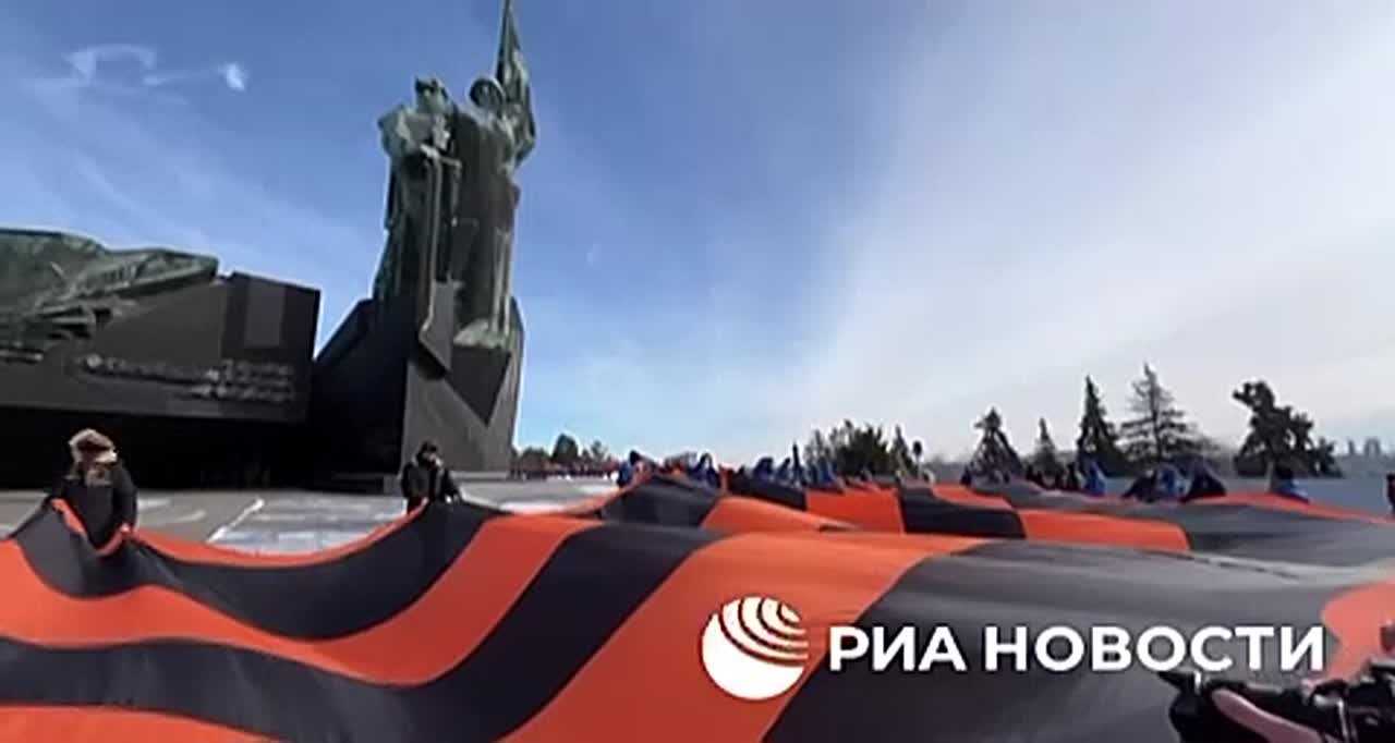 Молодежь растянула 200-метровую георгиевскую ленту в центре Донецка к 23 февраля