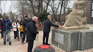 В День защитника Отечества в Мангуше почтили память героев