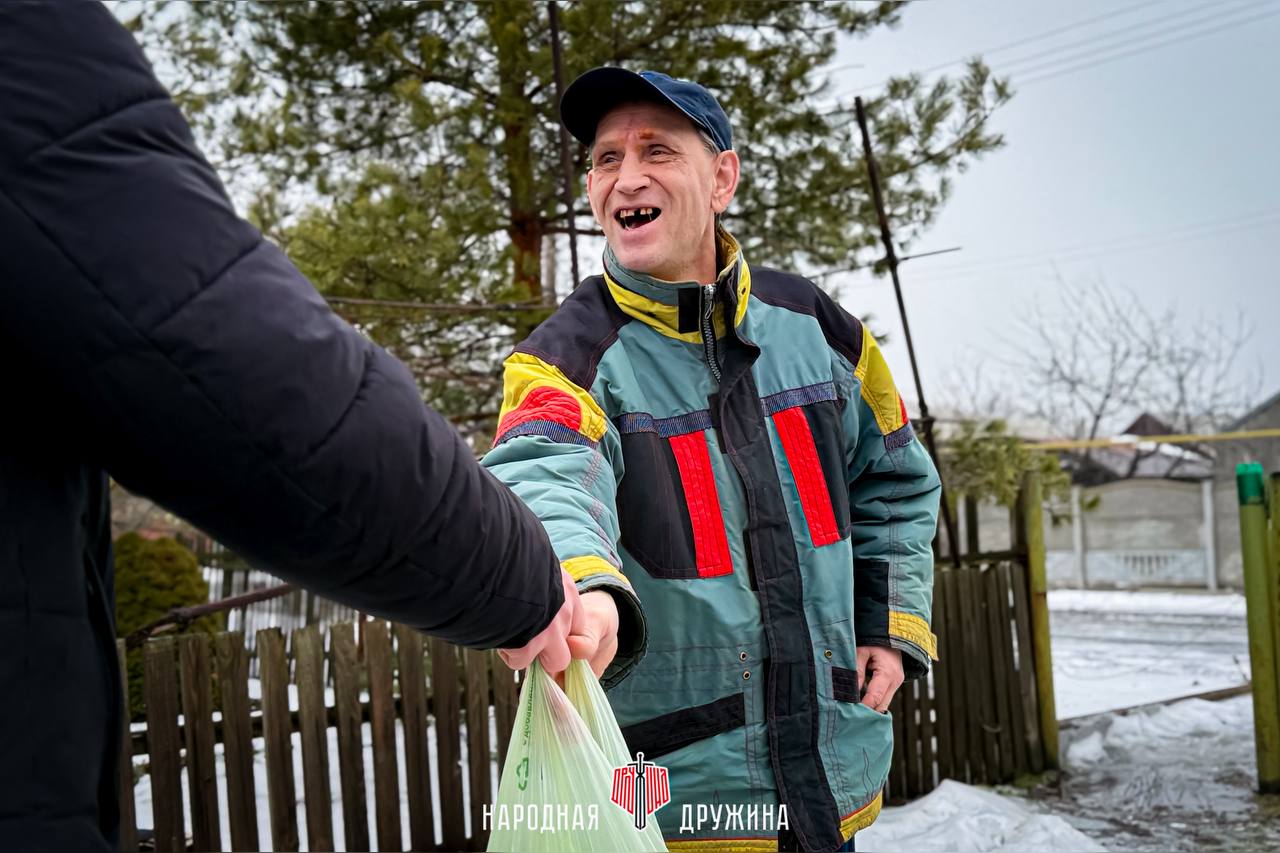 Рука помощи в действии!. Активисты Народной Дружины Мангушского округа в рамках проекта «ДобровольчествоНД» навестили маломобильного жителя и доставили ему гуманитарную помощь