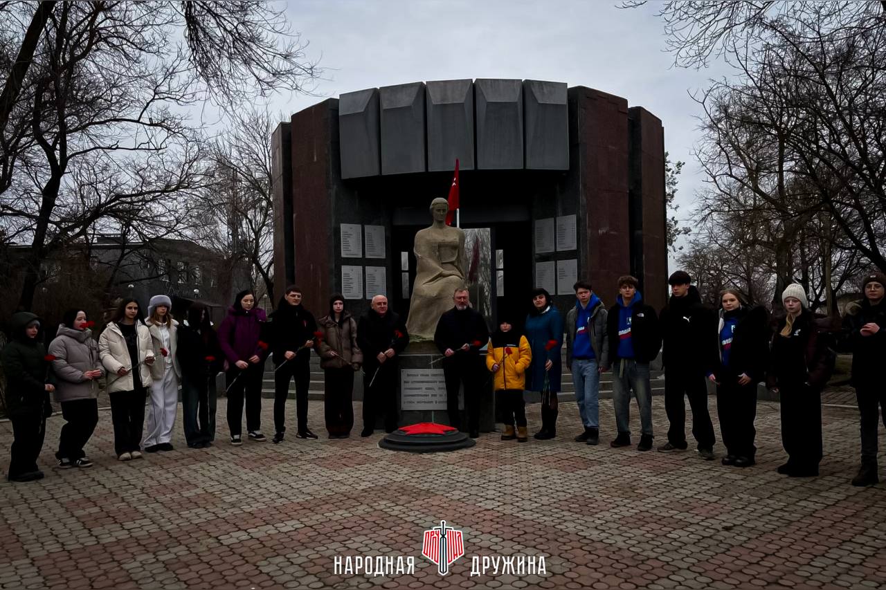 Память сильнее времени. В День защитника Отечества дружинники совместно с Главой Мангушского муниципального округа возложили цветы к памятникам воинам-освободителям Память сильнее времени. В День защитника Отечества дружинники совместно с Главой Мангушского муниципального округа возложили цветы к памятникам воинам-освободителям