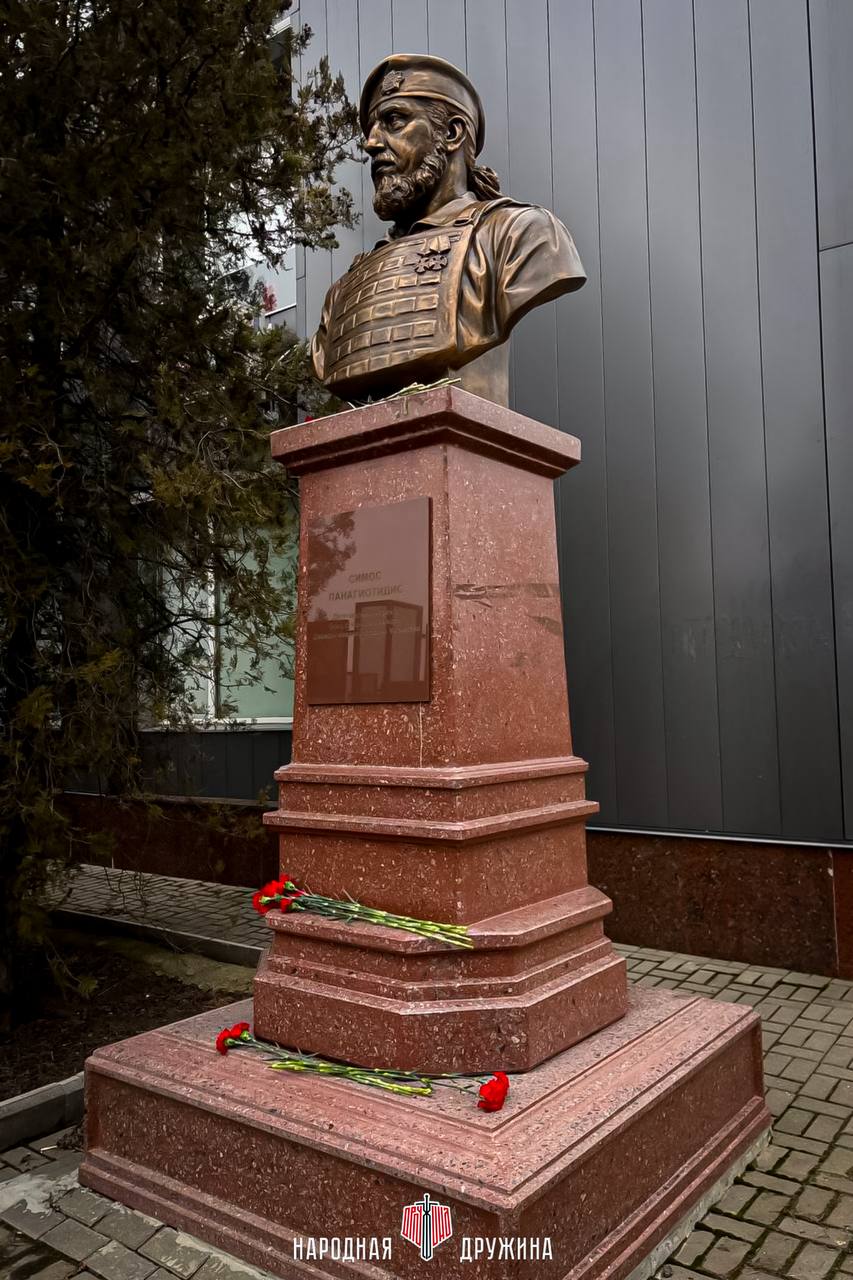 Память сильнее времени. В День защитника Отечества дружинники совместно с Главой Мангушского муниципального округа возложили цветы к памятникам воинам-освободителям