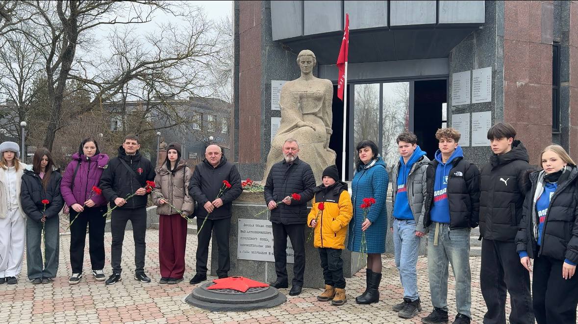 В День защитника Отечества в Мангуше почтили память героев В День защитника Отечества в Мангуше почтили память героев