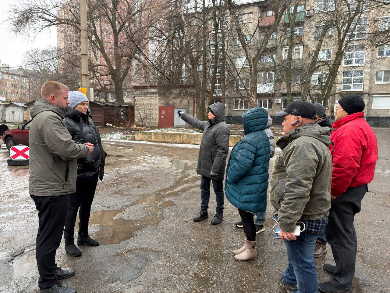 Сегодня, 24 февраля, управляющий делами Управы Ворошиловского внутригородского района Администрации городского округа Донецк Тарасов Никита совместно с депутатом городского совета Хощенко Виктория встретились с населением