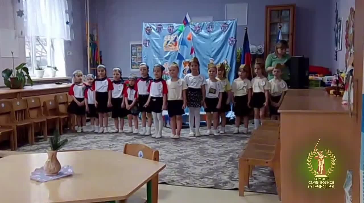 «Здравствуй праздник мальчиков и пап! Всех военных поздравляет наш веселый детский сад!»