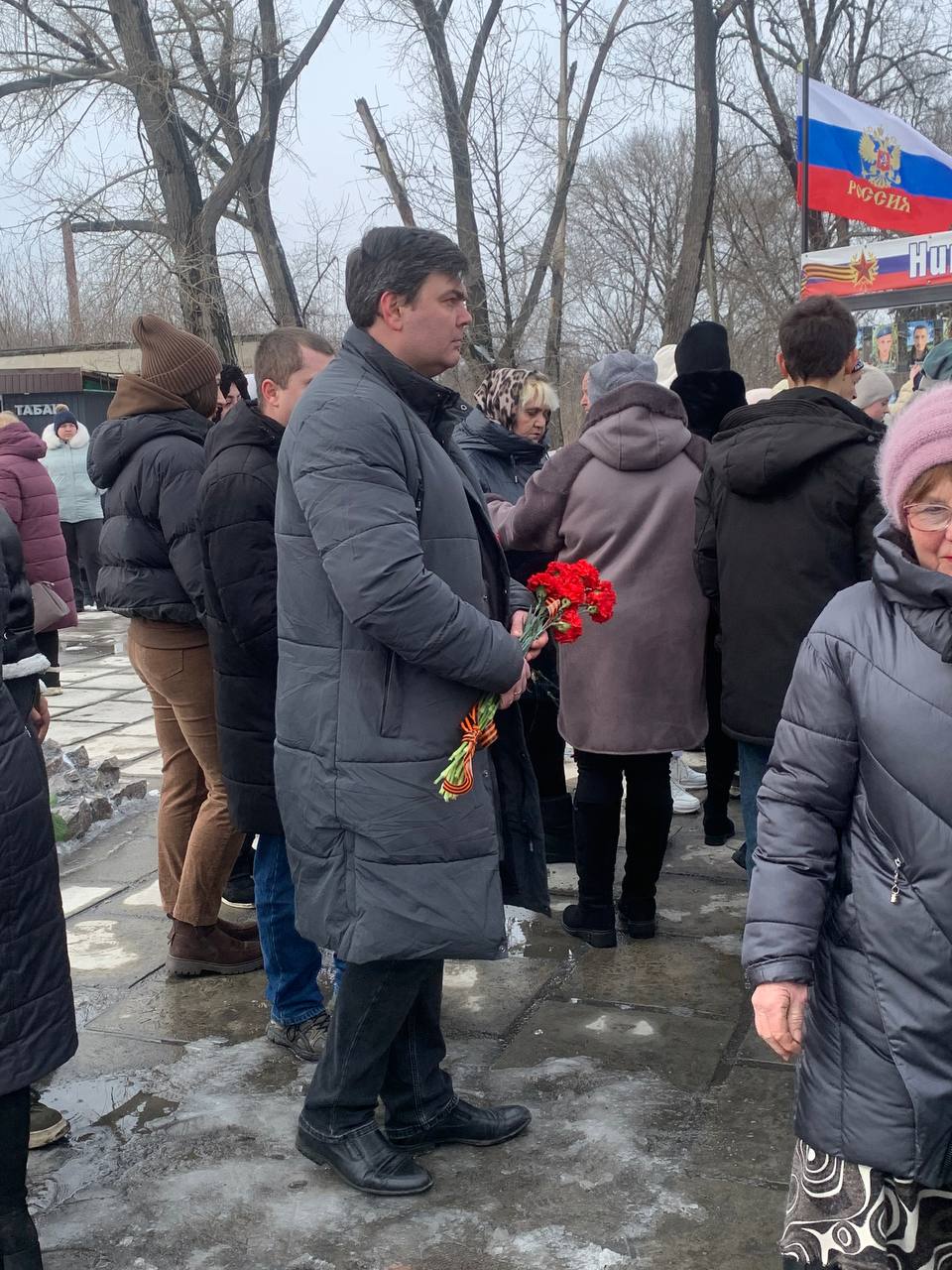 24 февраля в годовщину начала специальной военной операции в пгт Рассыпное состоялось торжественное возложение цветов к «Аллее Памяти», созданной в честь погибших участников специальной военной операции 24 февраля в годовщину начала специальной военной операции в пгт Рассыпное состоялось торжественное возложение цветов к «Аллее Памяти», созданной в честь погибших участников специальной военной операции