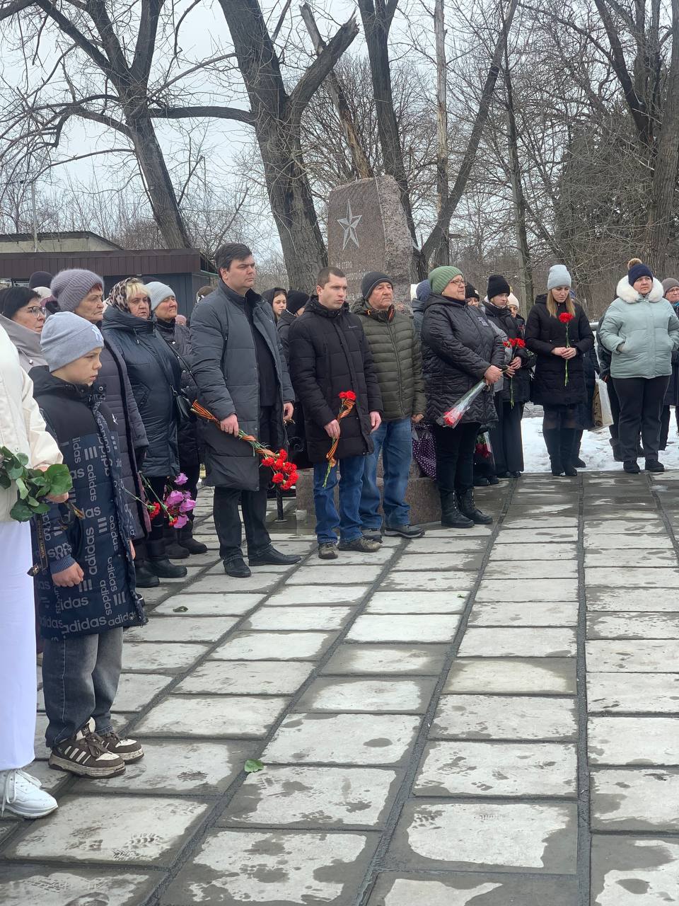 24 февраля в годовщину начала специальной военной операции в пгт Рассыпное состоялось торжественное возложение цветов к «Аллее Памяти», созданной в честь погибших участников специальной военной операции 24 февраля в годовщину начала специальной военной операции в пгт Рассыпное состоялось торжественное возложение цветов к «Аллее Памяти», созданной в честь погибших участников специальной военной операции