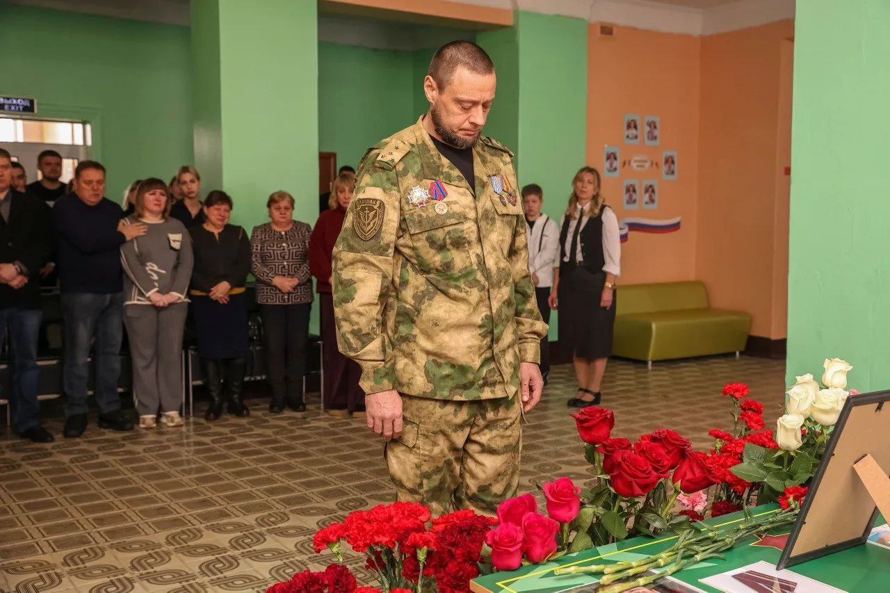 20 февраля, в Государственном бюджетном общеобразовательном учреждении «Основная школа № 90 городского округа Макеевка» Донецкой Народной Республики, была торжественно открыта «Парта Героя» Богдана Решетнева 20 февраля, в Государственном бюджетном общеобразовательном учреждении «Основная школа № 90 городского округа Макеевка» Донецкой Народной Республики, была торжественно открыта «Парта Героя» Богдана Решетнева