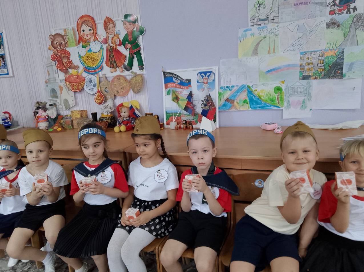 «Здравствуй праздник мальчиков и пап! Всех военных поздравляет наш веселый детский сад!» «Здравствуй праздник мальчиков и пап! Всех военных поздравляет наш веселый детский сад!»