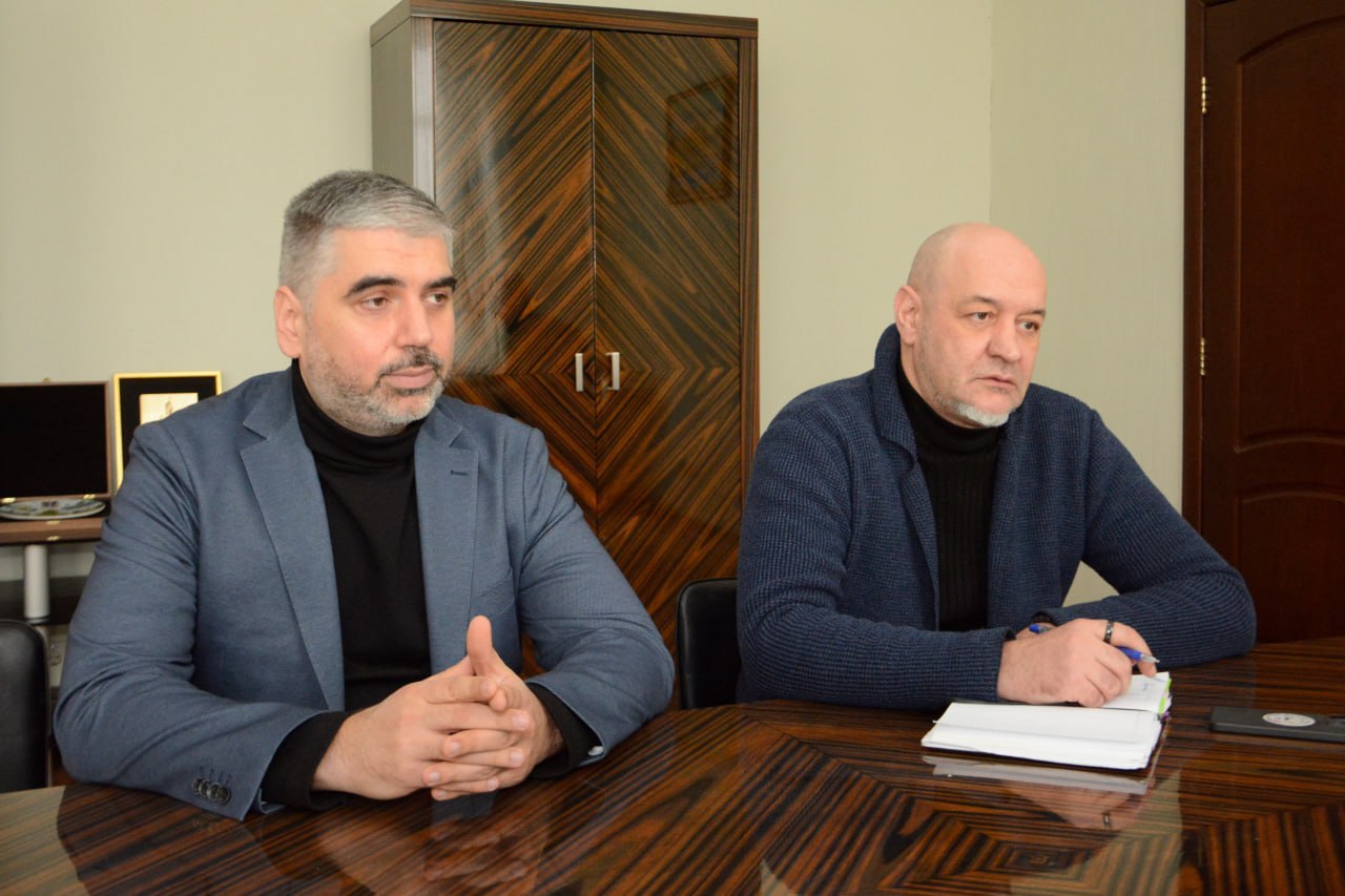 Заместитель Председателя Народного Совета Алексей Дорофеев провел рабочую встречу в Докучаевске с главой муниципалитета Александром Качановым, на которой обсудили ключевые проблемы и достижения города