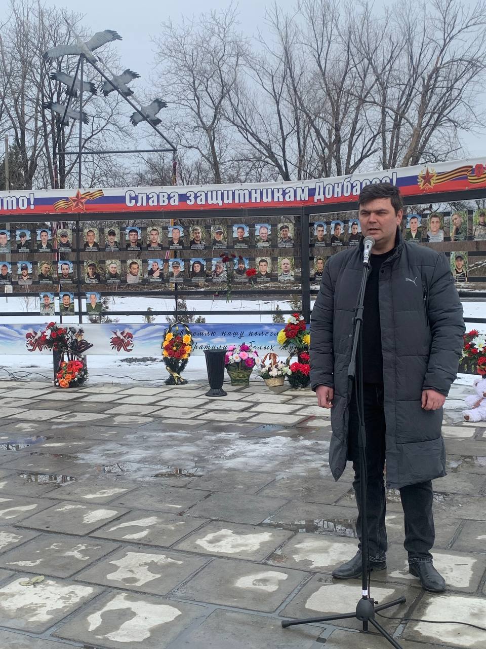 24 февраля в годовщину начала специальной военной операции в пгт Рассыпное состоялось торжественное возложение цветов к «Аллее Памяти», созданной в честь погибших участников специальной военной операции