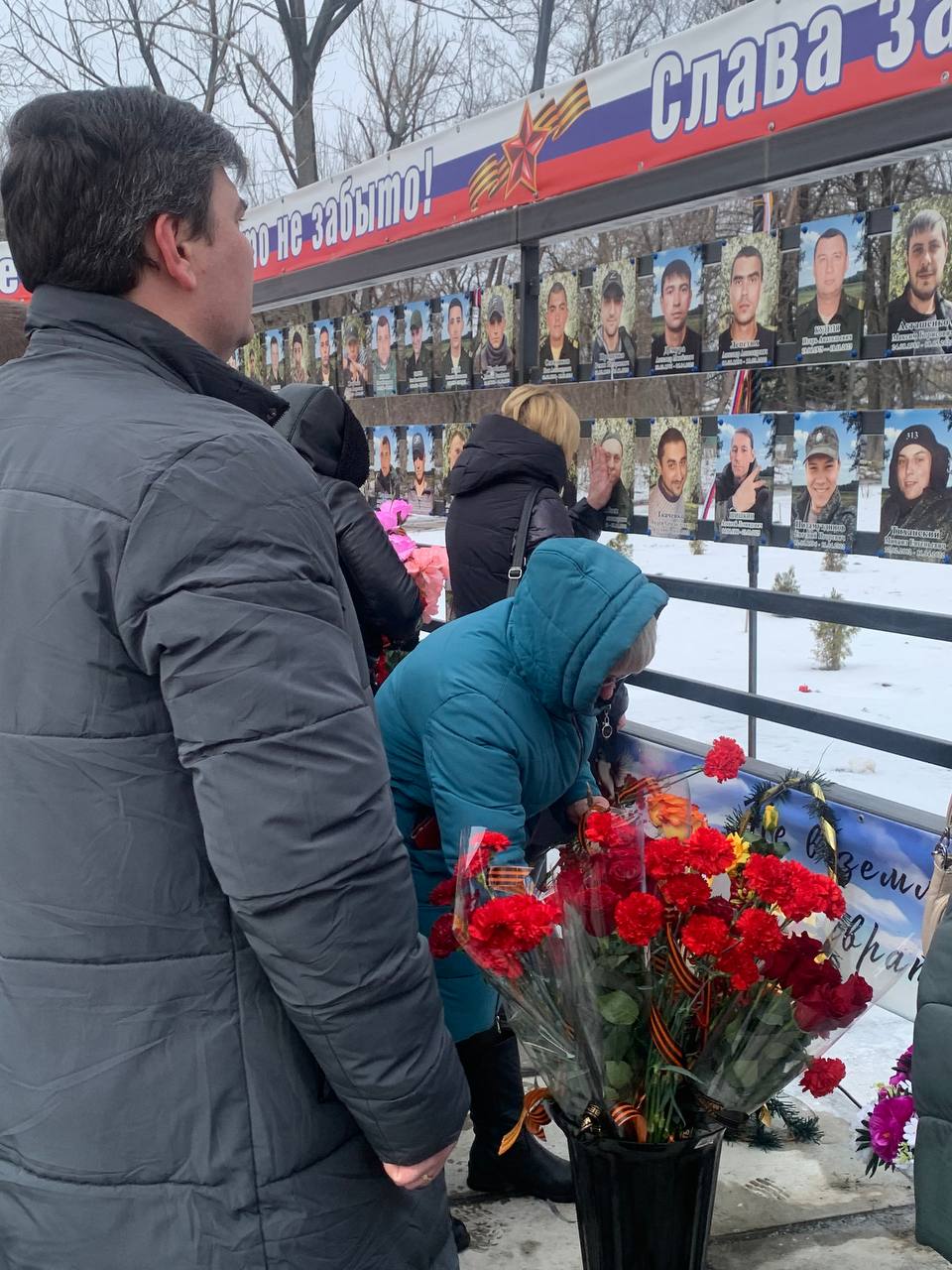 24 февраля в годовщину начала специальной военной операции в пгт Рассыпное состоялось торжественное возложение цветов к «Аллее Памяти», созданной в честь погибших участников специальной военной операции 24 февраля в годовщину начала специальной военной операции в пгт Рассыпное состоялось торжественное возложение цветов к «Аллее Памяти», созданной в честь погибших участников специальной военной операции