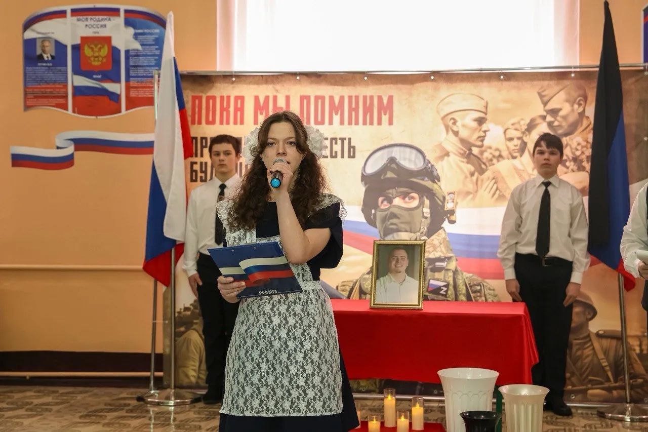 20 февраля, в Государственном бюджетном общеобразовательном учреждении «Основная школа № 90 городского округа Макеевка» Донецкой Народной Республики, была торжественно открыта «Парта Героя» Богдана Решетнева 20 февраля, в Государственном бюджетном общеобразовательном учреждении «Основная школа № 90 городского округа Макеевка» Донецкой Народной Республики, была торжественно открыта «Парта Героя» Богдана Решетнева