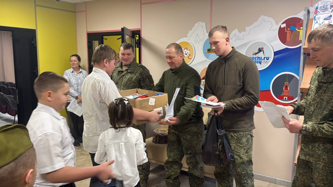 Активисты партии, местные жители и учащиеся школ проявили высокую активность, приняв участие в масштабной акции «Тепло для Героя» Единой России Активисты партии, местные жители и учащиеся школ проявили высокую активность, приняв участие в масштабной акции «Тепло для Героя» Единой России