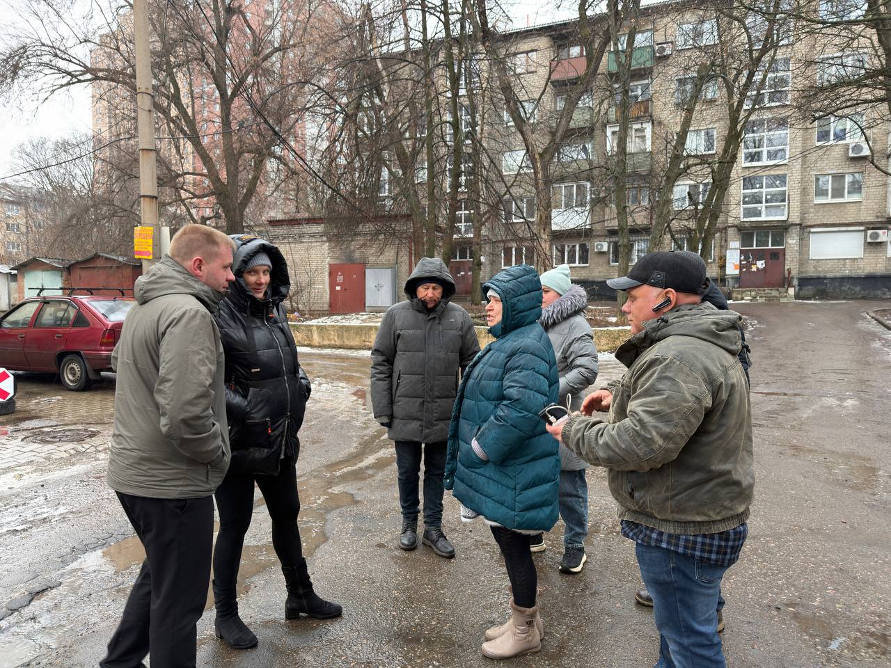 Сегодня, 24 февраля, управляющий делами Управы Ворошиловского внутригородского района Администрации городского округа Донецк Тарасов Никита совместно с депутатом городского совета Хощенко Виктория встретились с населением Сегодня, 24 февраля, управляющий делами Управы Ворошиловского внутригородского района Администрации городского округа Донецк Тарасов Никита совместно с депутатом городского совета Хощенко Виктория встретились с населением