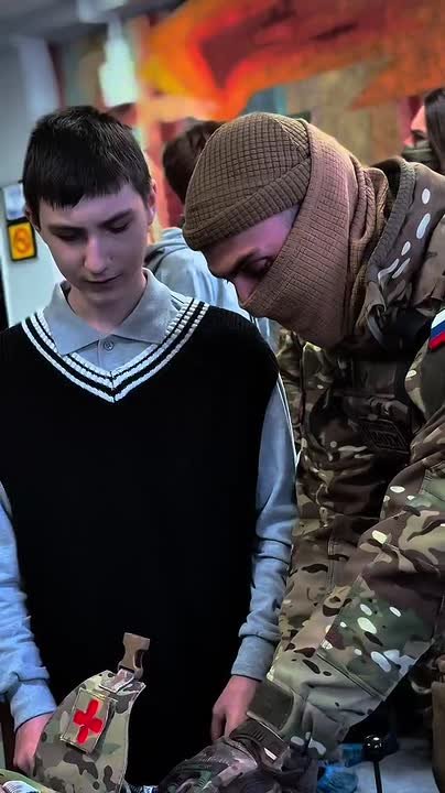 Исполняем желания. В детстве многие мальчишки мечтают подержать в руках настоящую каску или автомат