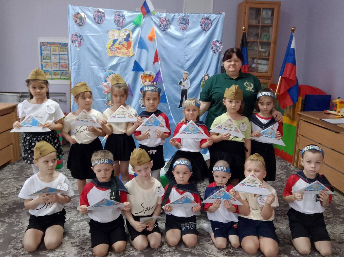 «Здравствуй праздник мальчиков и пап! Всех военных поздравляет наш веселый детский сад!» «Здравствуй праздник мальчиков и пап! Всех военных поздравляет наш веселый детский сад!»