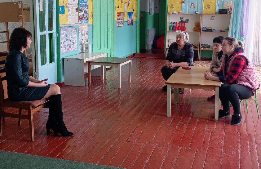 Заместитель главы администрации Амвросиевского муниципального округа Елена Крюкова встретилась с трудовым коллективом Василевского детского сада