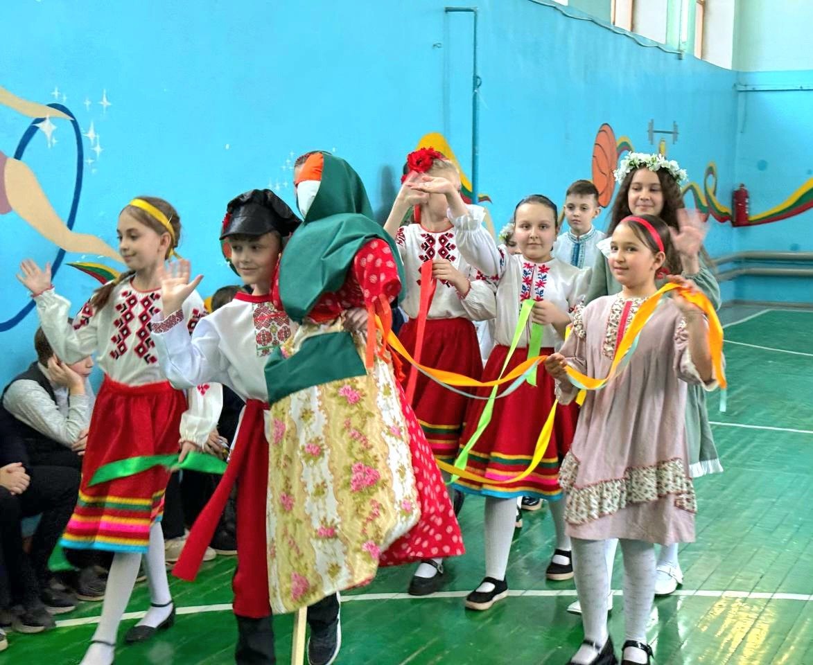 18 февраля, в рамках Года единства народов России ученики 4-Б класса под чутким руководством классного руководителя Ольги Прилипской подготовили для учащихся 4-х классов нашей школы весёлый и радостный праздник Масленицы 18 февраля, в рамках Года единства народов России ученики 4-Б класса под чутким руководством классного руководителя Ольги Прилипской подготовили для учащихся 4-х классов нашей школы весёлый и радостный праздник Масленицы