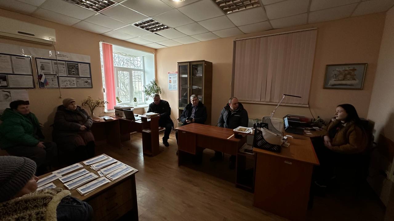 Врип главы администрации Волновахского МО Иван Борзых, совместно с председателем Волновахского муниципального совета Таймуразом Арсоевым, провели встречу с жителями села Калинино Врип главы администрации Волновахского МО Иван Борзых, совместно с председателем Волновахского муниципального совета Таймуразом Арсоевым, провели встречу с жителями села Калинино