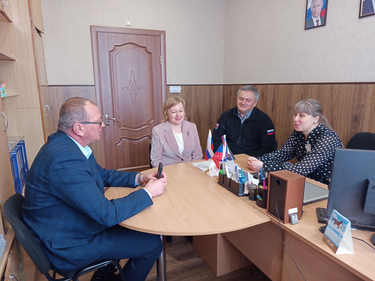 Председатель Дебальцевского городского совета провел встречу с жителями: обсуждение освещения Светлодарска и проблемы бродячих собак