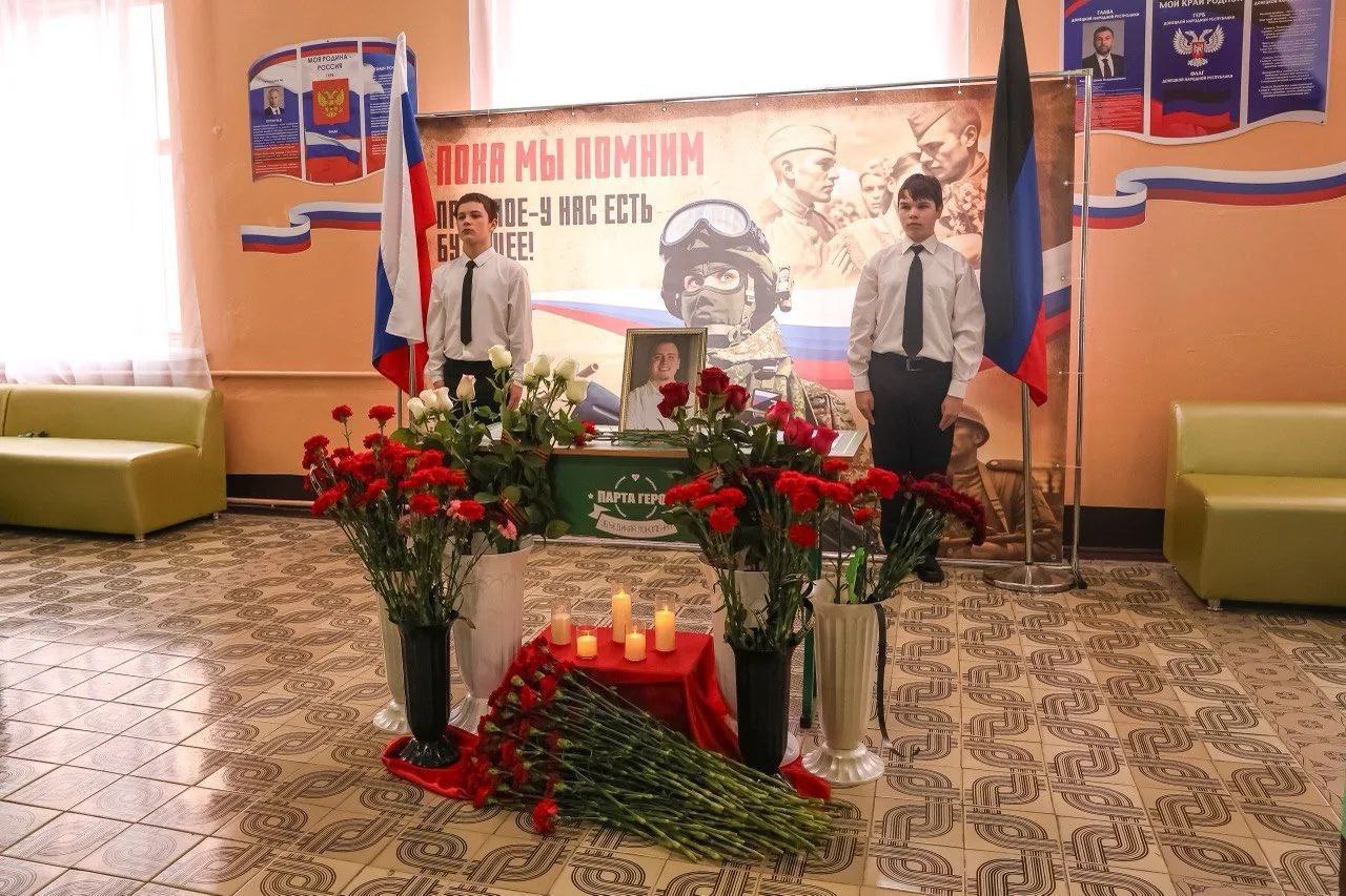 20 февраля, в Государственном бюджетном общеобразовательном учреждении «Основная школа № 90 городского округа Макеевка» Донецкой Народной Республики, была торжественно открыта «Парта Героя» Богдана Решетнева 20 февраля, в Государственном бюджетном общеобразовательном учреждении «Основная школа № 90 городского округа Макеевка» Донецкой Народной Республики, была торжественно открыта «Парта Героя» Богдана Решетнева