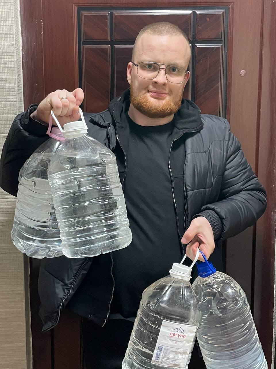 Роман Конев: 24 февраля 2026 года депутаты Горловского городского совета от фракции «Единая Россия» – Андрей Костюк, Александр Кунов, Даниил Карабаев – осуществили адресный подвоз воды Роман Конев: 24 февраля 2026 года депутаты Горловского городского совета от фракции «Единая Россия» – Андрей Костюк, Александр Кунов, Даниил Карабаев – осуществили адресный подвоз воды