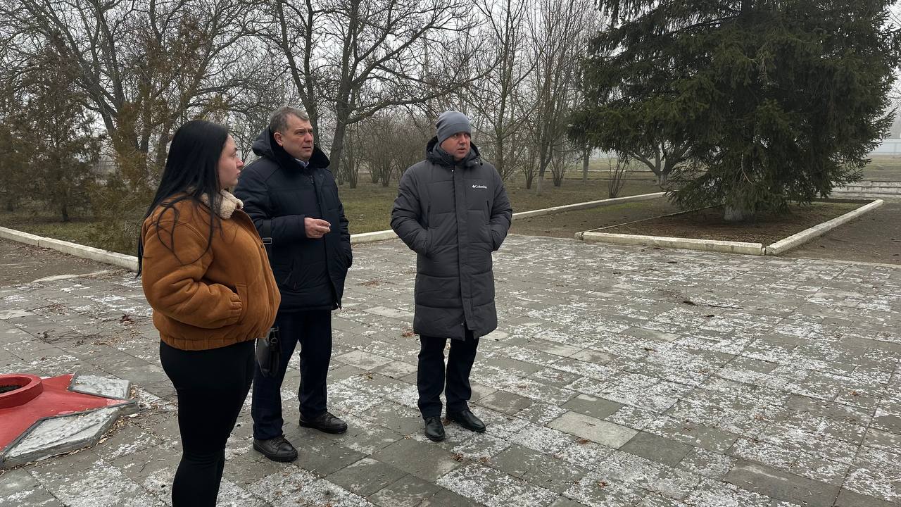 Врип главы администрации Волновахского МО Иван Борзых, совместно с председателем Волновахского муниципального совета Таймуразом Арсоевым, провели встречу с жителями села Калинино