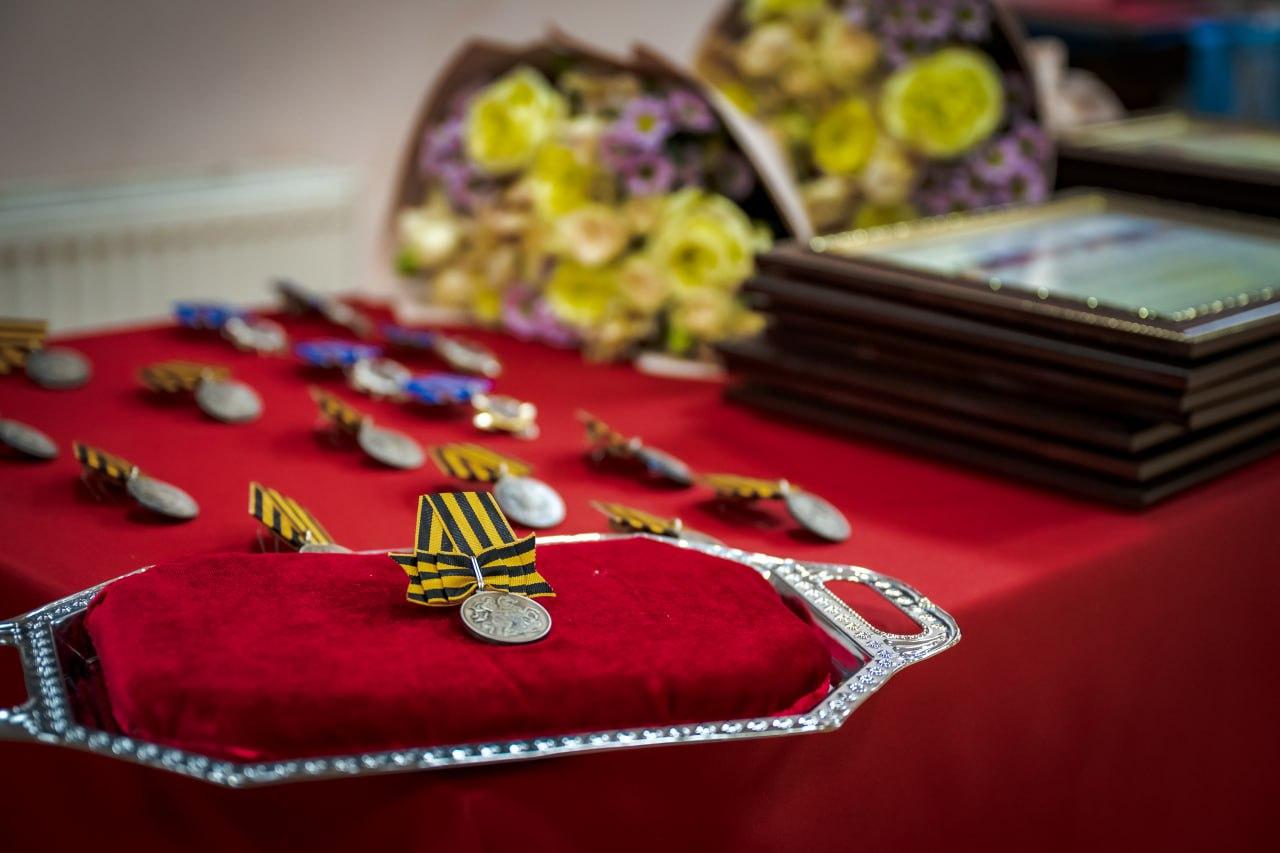 В Донецке наградили отличившихся сотрудников Росгвардии В Донецке наградили отличившихся сотрудников Росгвардии