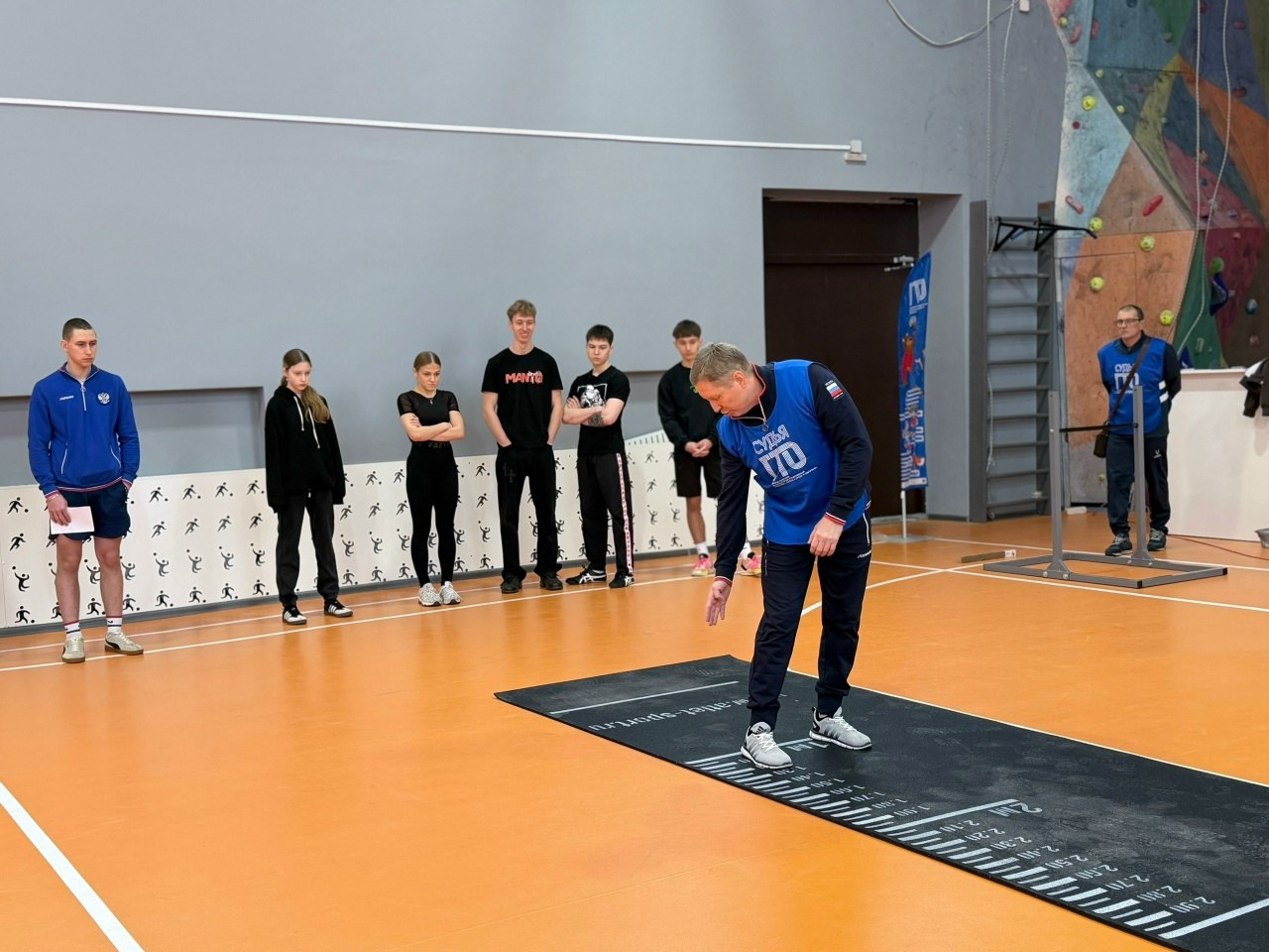 10 и 12 февраля в Макеевке, на базе Центра физической культуры и здорового образа жизни "Спорт для всех", состоялся первый этап выполнения нормативов Всероссийского физкультурно-спортивного комплекса "Готов к труду и... 10 и 12 февраля в Макеевке, на базе Центра физической культуры и здорового образа жизни "Спорт для всех", состоялся первый этап выполнения нормативов Всероссийского физкультурно-спортивного комплекса "Готов к труду и...