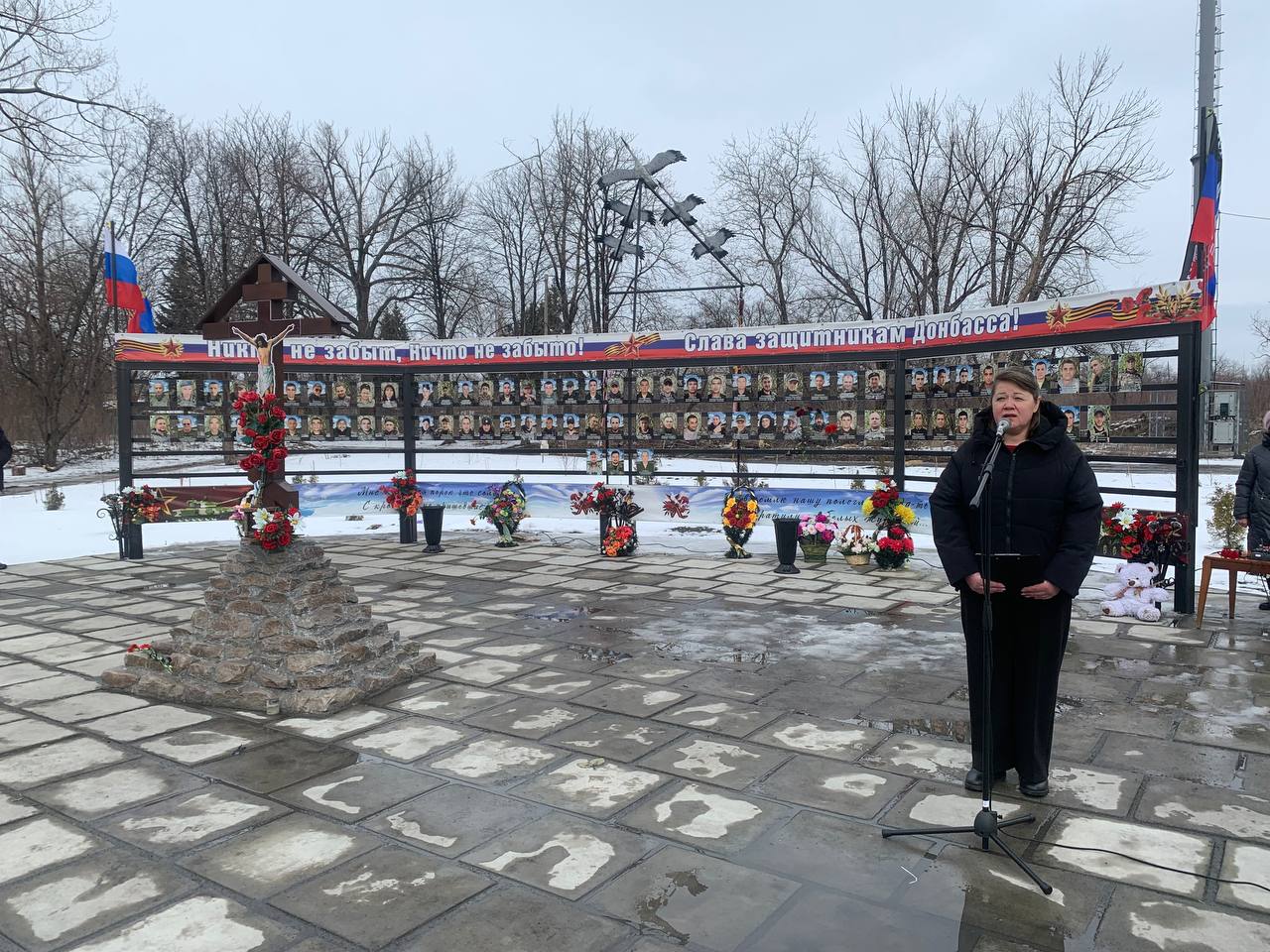 24 февраля в годовщину начала специальной военной операции в пгт Рассыпное состоялось торжественное возложение цветов к «Аллее Памяти», созданной в честь погибших участников специальной военной операции 24 февраля в годовщину начала специальной военной операции в пгт Рассыпное состоялось торжественное возложение цветов к «Аллее Памяти», созданной в честь погибших участников специальной военной операции