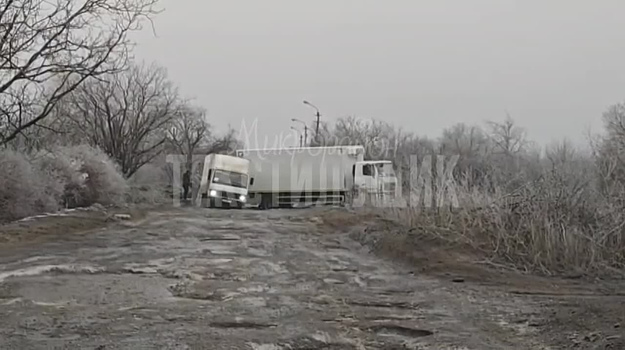 «Ямы выше колена»: машины застревают на проспекте Кобзаря в Донецка из-за ужасной дороги