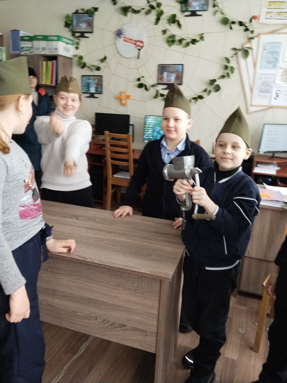 Конкурсно-игровая программа «Аты-баты, шире шаг!» Конкурсно-игровая программа «Аты-баты, шире шаг!»