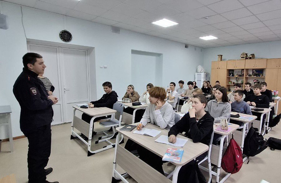 Полицейские ведут профилактическую работу с несовершеннолетними в Мариуполе Полицейские ведут профилактическую работу с несовершеннолетними в Мариуполе