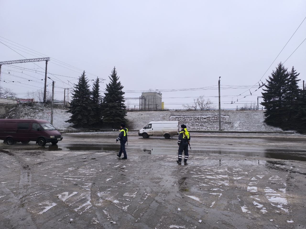 Автоинспекторы контролируют безопасность дорожного движения в Горловке Автоинспекторы контролируют безопасность дорожного движения в Горловке