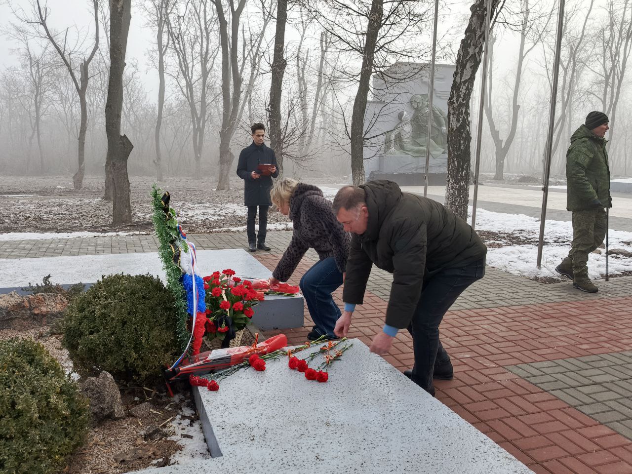 «Мы чтим СВОих Героев». Врип главы администрации Волновахского МО Иван Борзых, председатель Волновахского муниципального совета Таймураз Арсоев, заместитель главы администрации Волновахского МО, координатор Женского движения... «Мы чтим СВОих Героев». Врип главы администрации Волновахского МО Иван Борзых, председатель Волновахского муниципального совета Таймураз Арсоев, заместитель главы администрации Волновахского МО, координатор Женского движения...