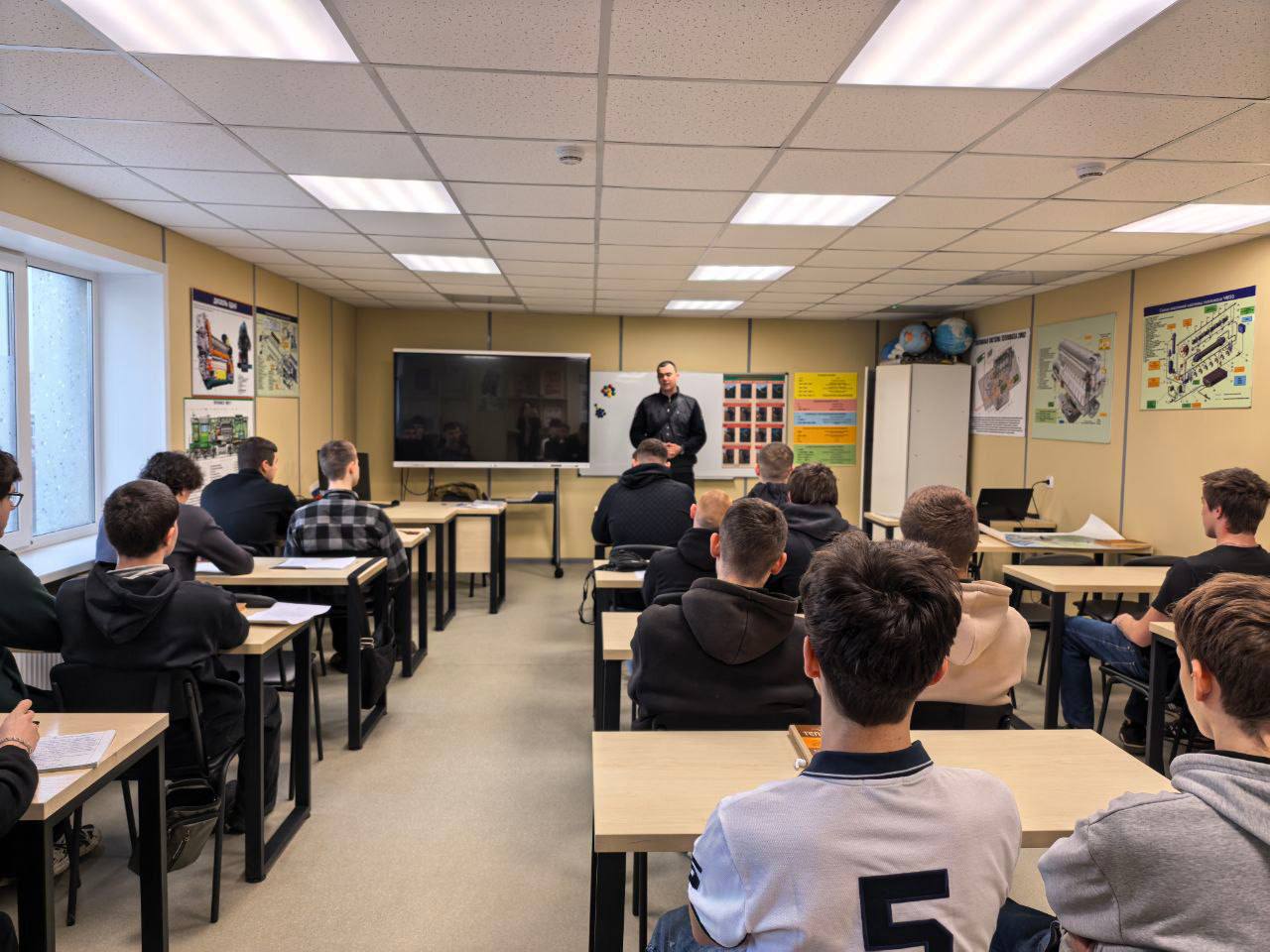 Полицейские ведут профилактическую работу с несовершеннолетними в Мариуполе