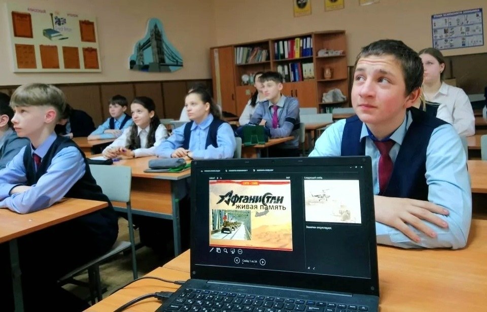 13 февраля в общеобразовательных организациях городского округа Макеевка в рамках проекта "Новая школа" состоялся час общения "Афганистан - живая память" 13 февраля в общеобразовательных организациях городского округа Макеевка в рамках проекта "Новая школа" состоялся час общения "Афганистан - живая память"