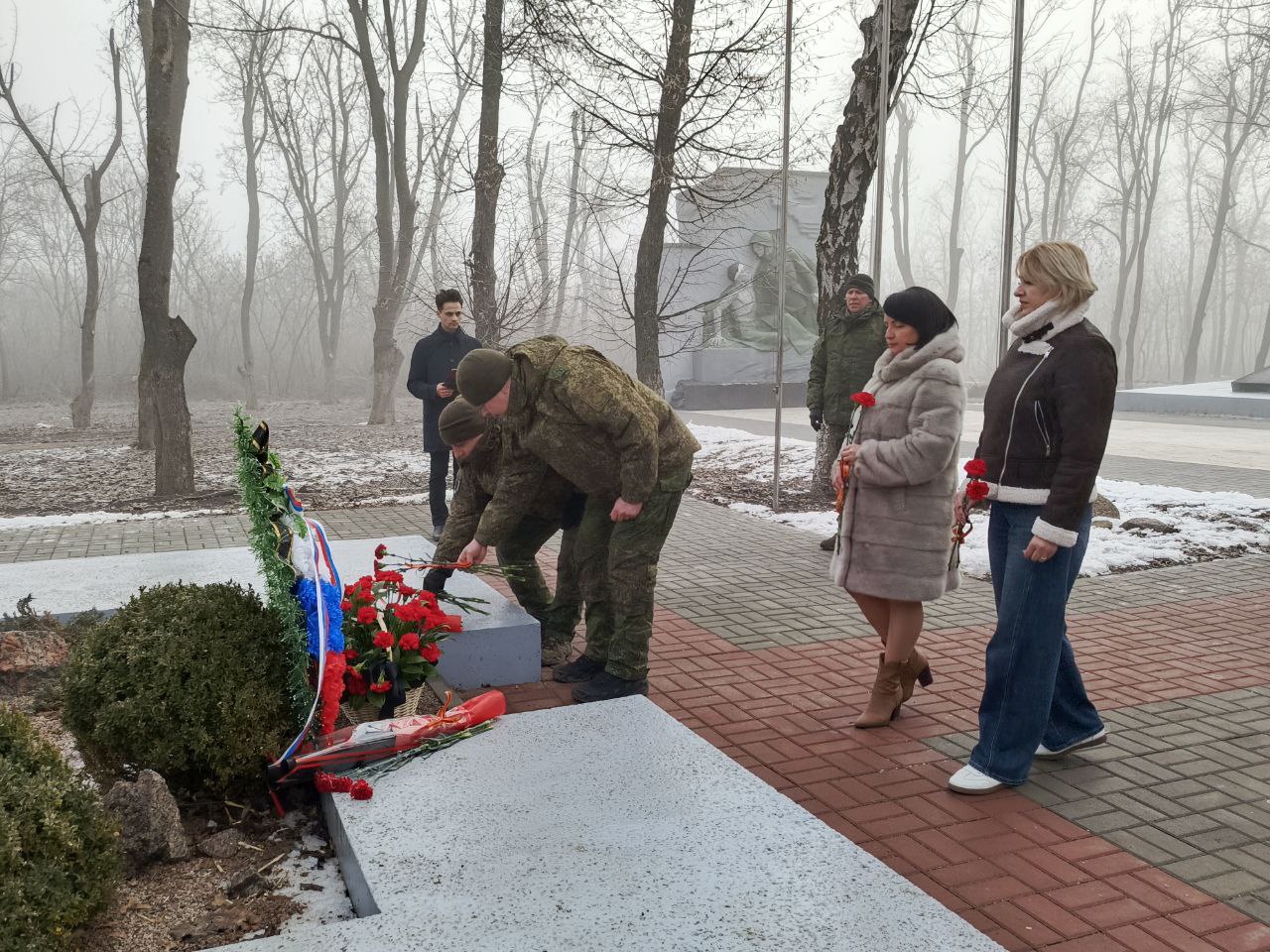 «Мы чтим СВОих Героев». Врип главы администрации Волновахского МО Иван Борзых, председатель Волновахского муниципального совета Таймураз Арсоев, заместитель главы администрации Волновахского МО, координатор Женского движения... «Мы чтим СВОих Героев». Врип главы администрации Волновахского МО Иван Борзых, председатель Волновахского муниципального совета Таймураз Арсоев, заместитель главы администрации Волновахского МО, координатор Женского движения...
