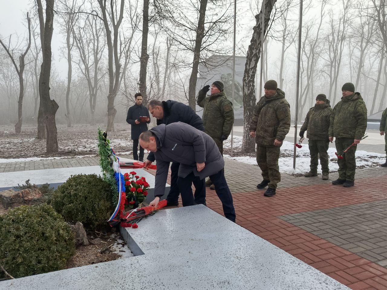 «Мы чтим СВОих Героев». Врип главы администрации Волновахского МО Иван Борзых, председатель Волновахского муниципального совета Таймураз Арсоев, заместитель главы администрации Волновахского МО, координатор Женского движения... «Мы чтим СВОих Героев». Врип главы администрации Волновахского МО Иван Борзых, председатель Волновахского муниципального совета Таймураз Арсоев, заместитель главы администрации Волновахского МО, координатор Женского движения...