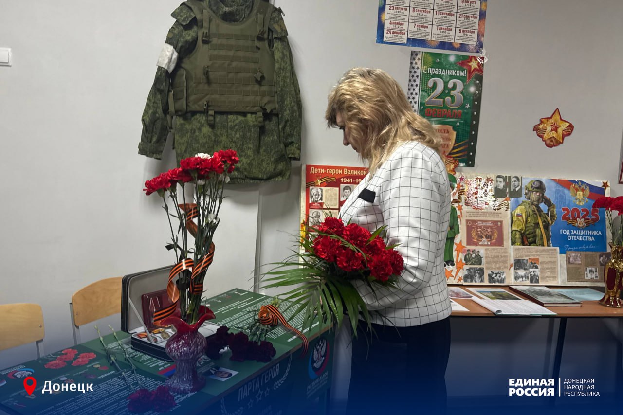 Помним. Гордимся. Чтим…. В школе № 126 Донецка открыли две Парты Героя в память о выпускниках, отдавших жизнь за Родину, – Константине Гуще и Станиславе Голосе Помним. Гордимся. Чтим…. В школе № 126 Донецка открыли две Парты Героя в память о выпускниках, отдавших жизнь за Родину, – Константине Гуще и Станиславе Голосе