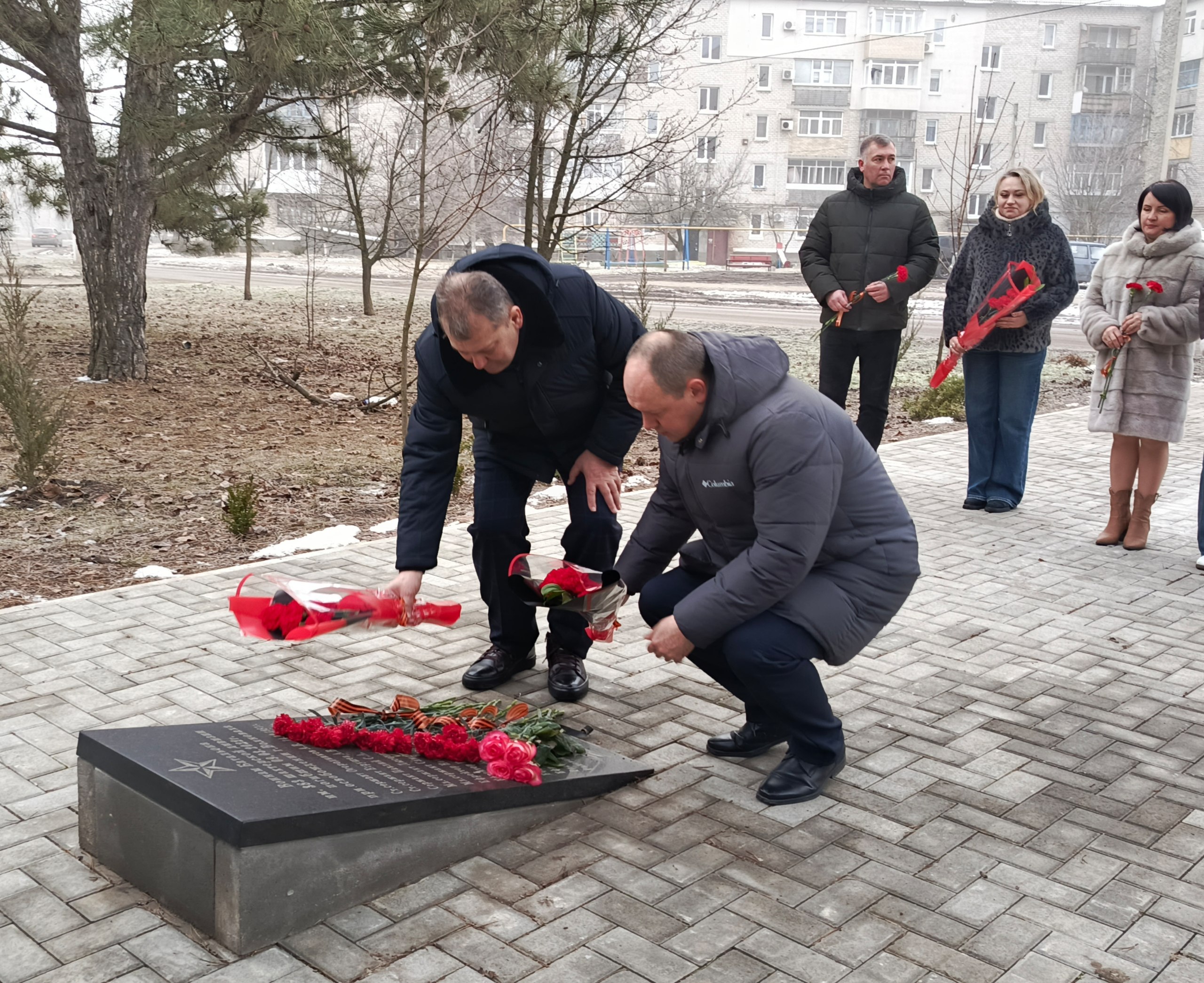 «Мы чтим СВОих Героев». Врип главы администрации Волновахского МО Иван Борзых, председатель Волновахского муниципального совета Таймураз Арсоев, заместитель главы администрации Волновахского МО, координатор Женского движения... «Мы чтим СВОих Героев». Врип главы администрации Волновахского МО Иван Борзых, председатель Волновахского муниципального совета Таймураз Арсоев, заместитель главы администрации Волновахского МО, координатор Женского движения...
