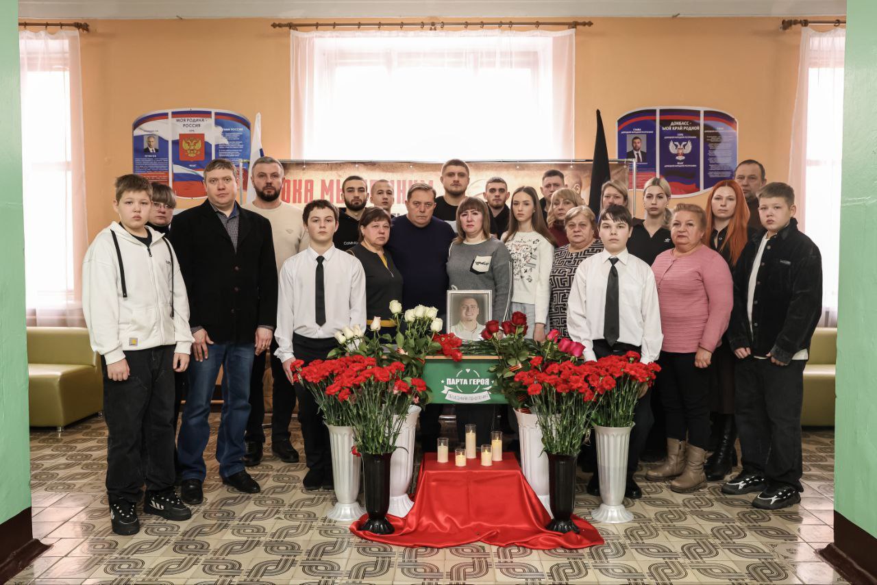 20 февраля, в Государственном бюджетном общеобразовательном учреждении «Основная школа № 90 городского округа Макеевка» Донецкой Народной Республики, была торжественно открыта «Парта Героя» Богдана Решетнева 20 февраля, в Государственном бюджетном общеобразовательном учреждении «Основная школа № 90 городского округа Макеевка» Донецкой Народной Республики, была торжественно открыта «Парта Героя» Богдана Решетнева