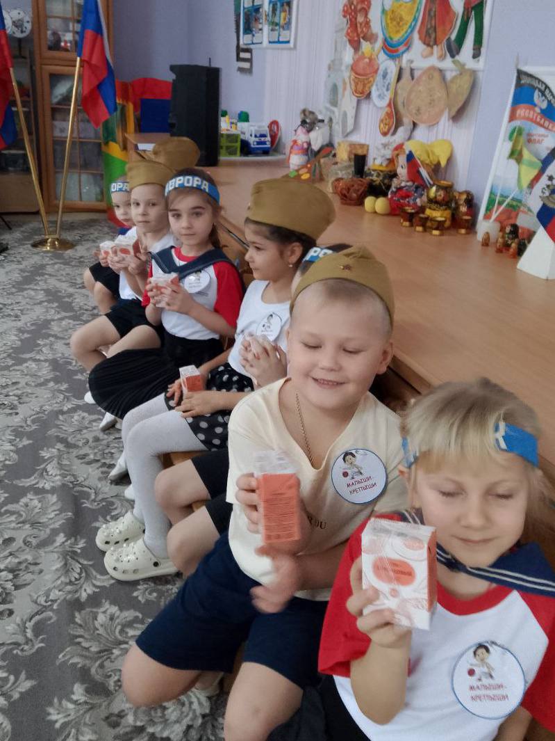 «Здравствуй праздник мальчиков и пап! Всех военных поздравляет наш веселый детский сад!» «Здравствуй праздник мальчиков и пап! Всех военных поздравляет наш веселый детский сад!»